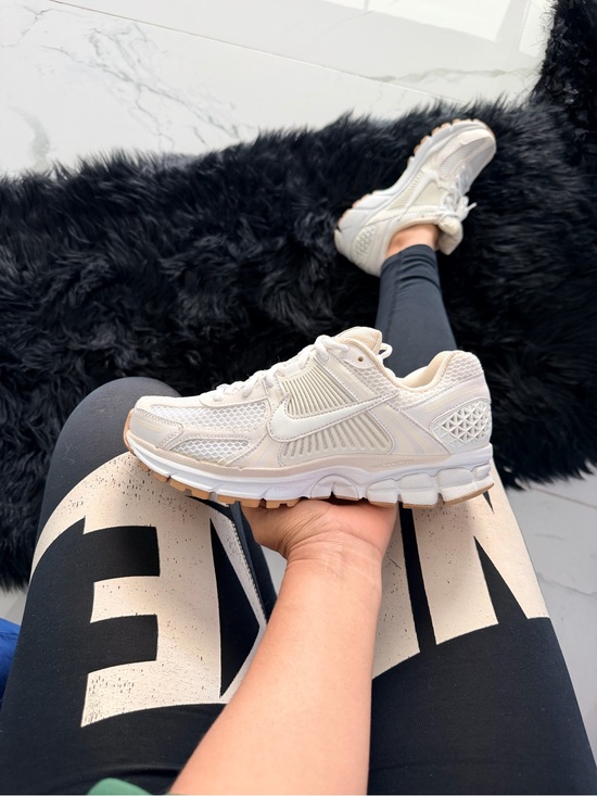 Nike Shoes - Nike Vomero 5